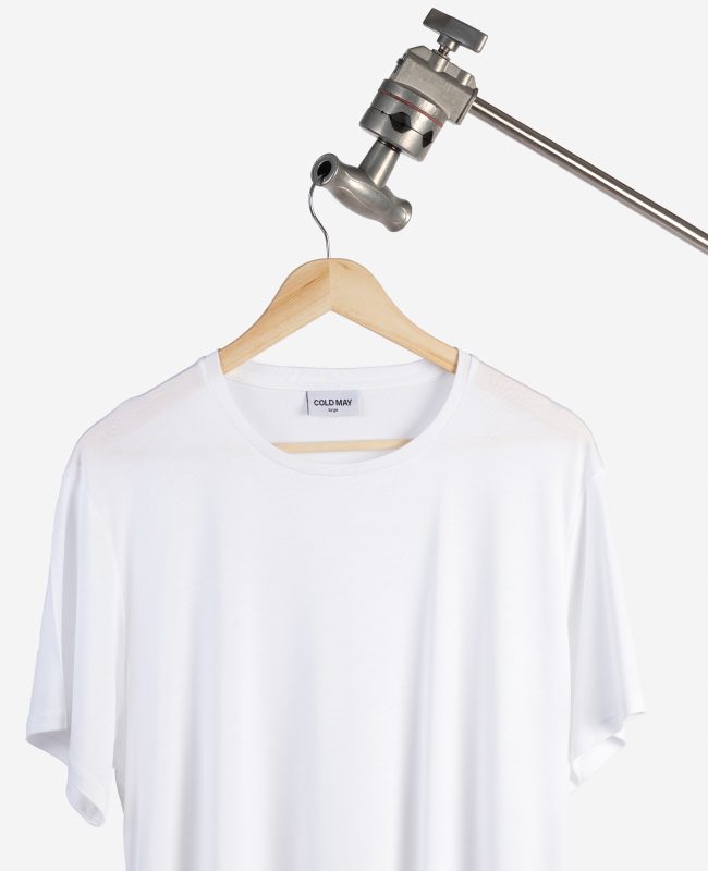 T-shirt i vit färg och 100% lyocell från COLD MAY